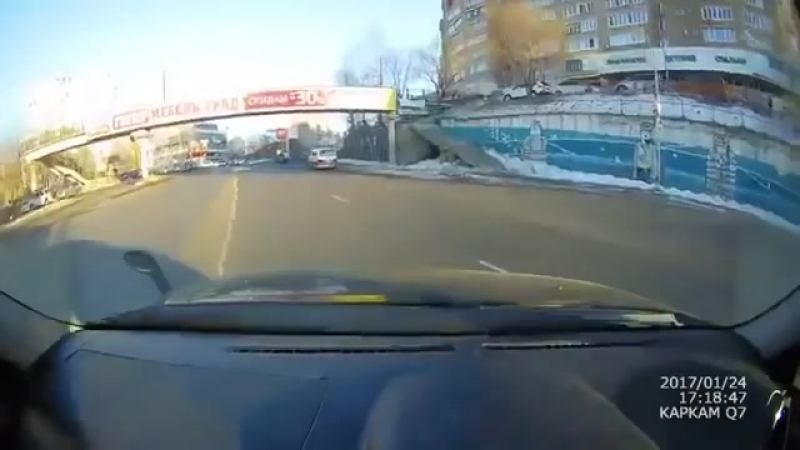 Девушка перепутала педали и не поняла что случилось