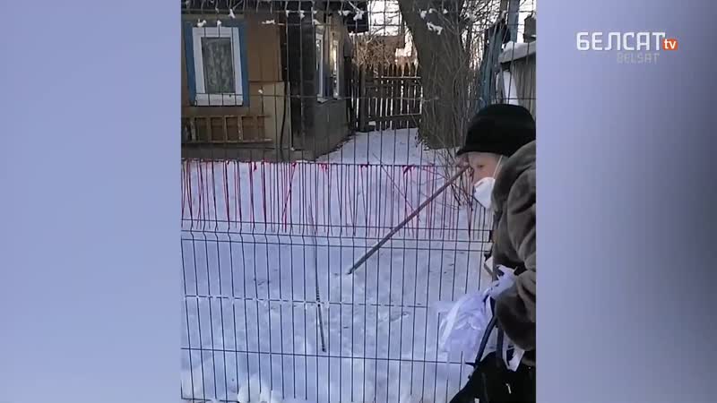 В минске агрессивная ябатька бросается на девушку