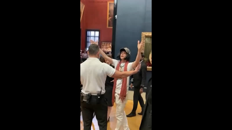 Мону лизу накормили тортом