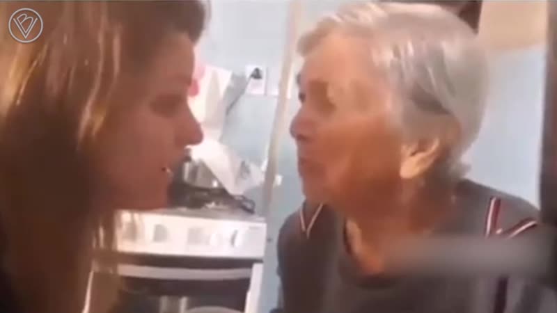 Мама с болезнью альцгеймера на мгновение вспомнила свою дочь и сказала, что любит её