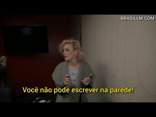 Perrie escreve na parede achando que é uma lousa (legendado pt/br)