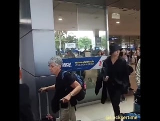 Kiseop fancam ( tan son nhat airport ~vietnam~ )