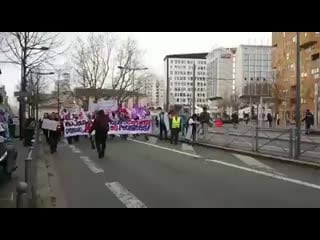 17 12 19 grosse mobilisation chez les hospitaliers aujourd hui qui viennent d arriver place de la ré mp4