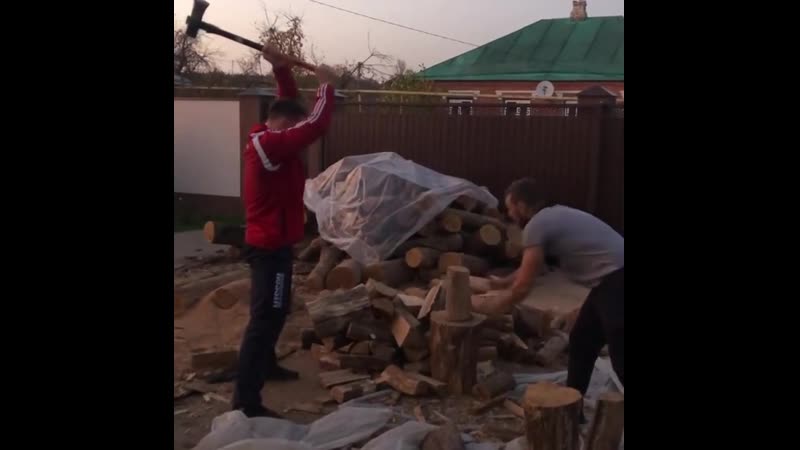 Вадим немков колет дрова