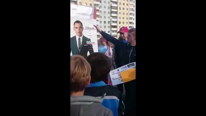 Помимо основного развлечения с пустой бутылкой, русские так же любят высмеивать загнивающий запад с его приспешниками