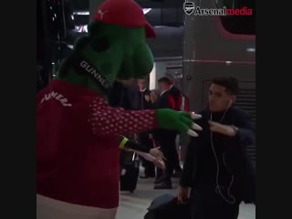 Just @ltorreira34 showing @gunnersaurus some matchday ️ arshud