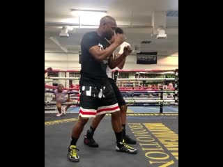 Мейвезер тренироа с сыном