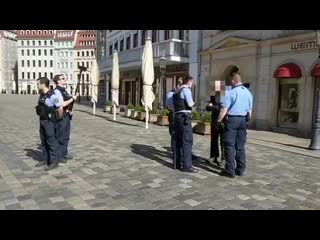 Dresden mutiger deutscher belehrt die möchtegern gestapo, die ihn umstellt, über das grundgesetz