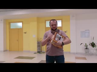 Принес папки трюмо в