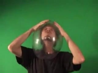 Надувает презерватив носом