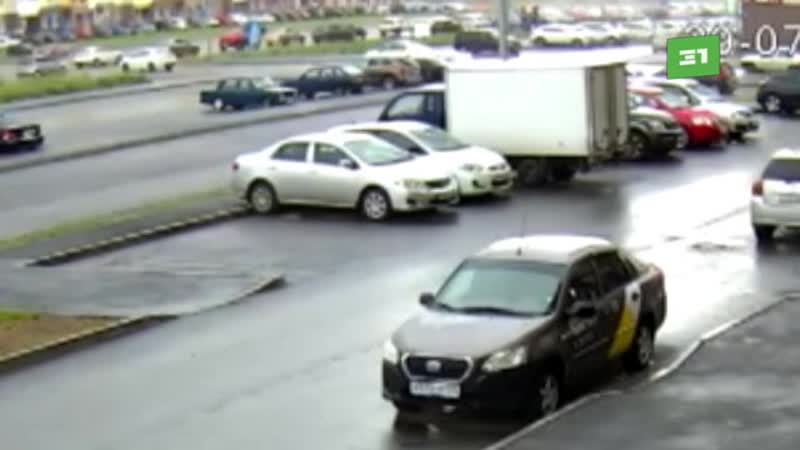 Молодые девушка так бежала в салон красоты, что врезалась в машину такси