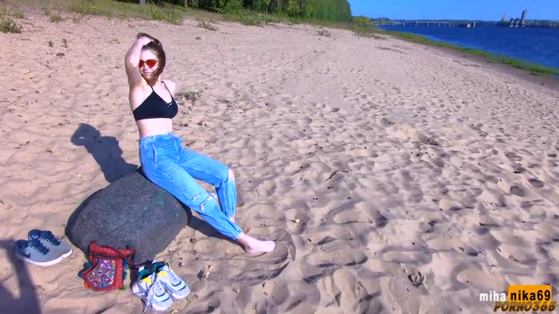 Уговорили краснодарскую чиксу засветить татуху и трахнул в пляжной кабинке