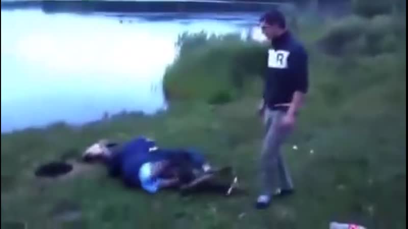 Уличная драка алкашей у озера