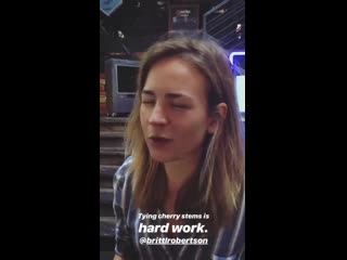 Бритт робертсон пытается съесть вишню бритт со своим другом мэттом макиннисом (03/07/2019)