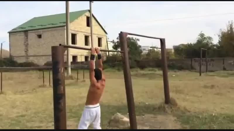 Жесткий парень делает 360 на турнике