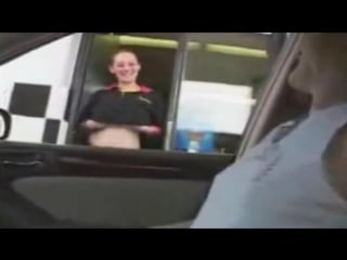 Официантка из мака показала сиськи [18 +] (waitress from mcdonalds showed tits)