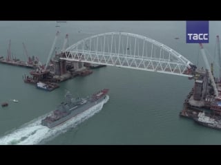 Боевой корабль азов впервые прошел под аркой крымского моста