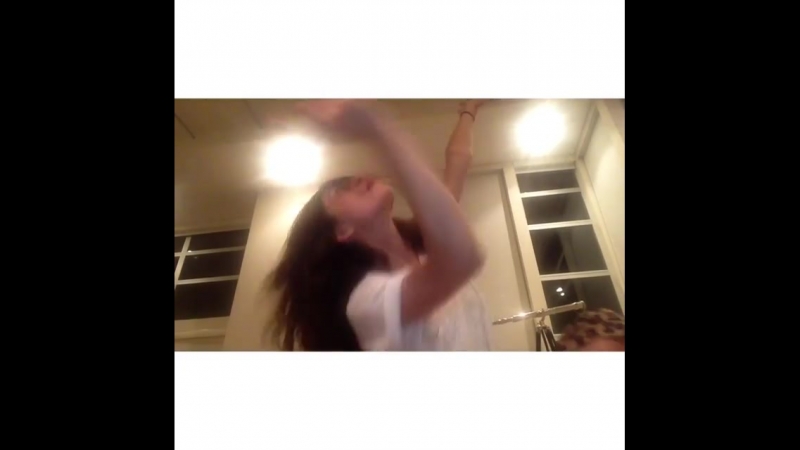 Фиби тонкин танцует