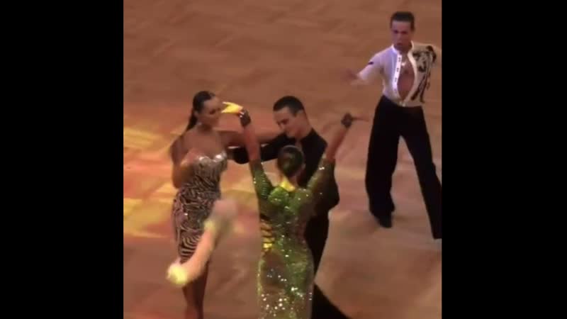 Как он их за талию взял, когда подошел )