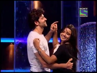 Ритик танцует с поклонницей