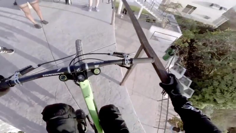 Сумасшедший спуск на велосипеде по городу в мексике (vhs video)