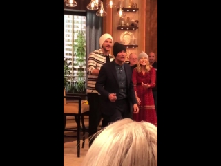 Джаред фотографируется с келли и райаном в шапочках на передаче live with kelly and ryan в нью йорке