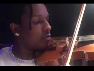 A$ap rocky играет на скрипке