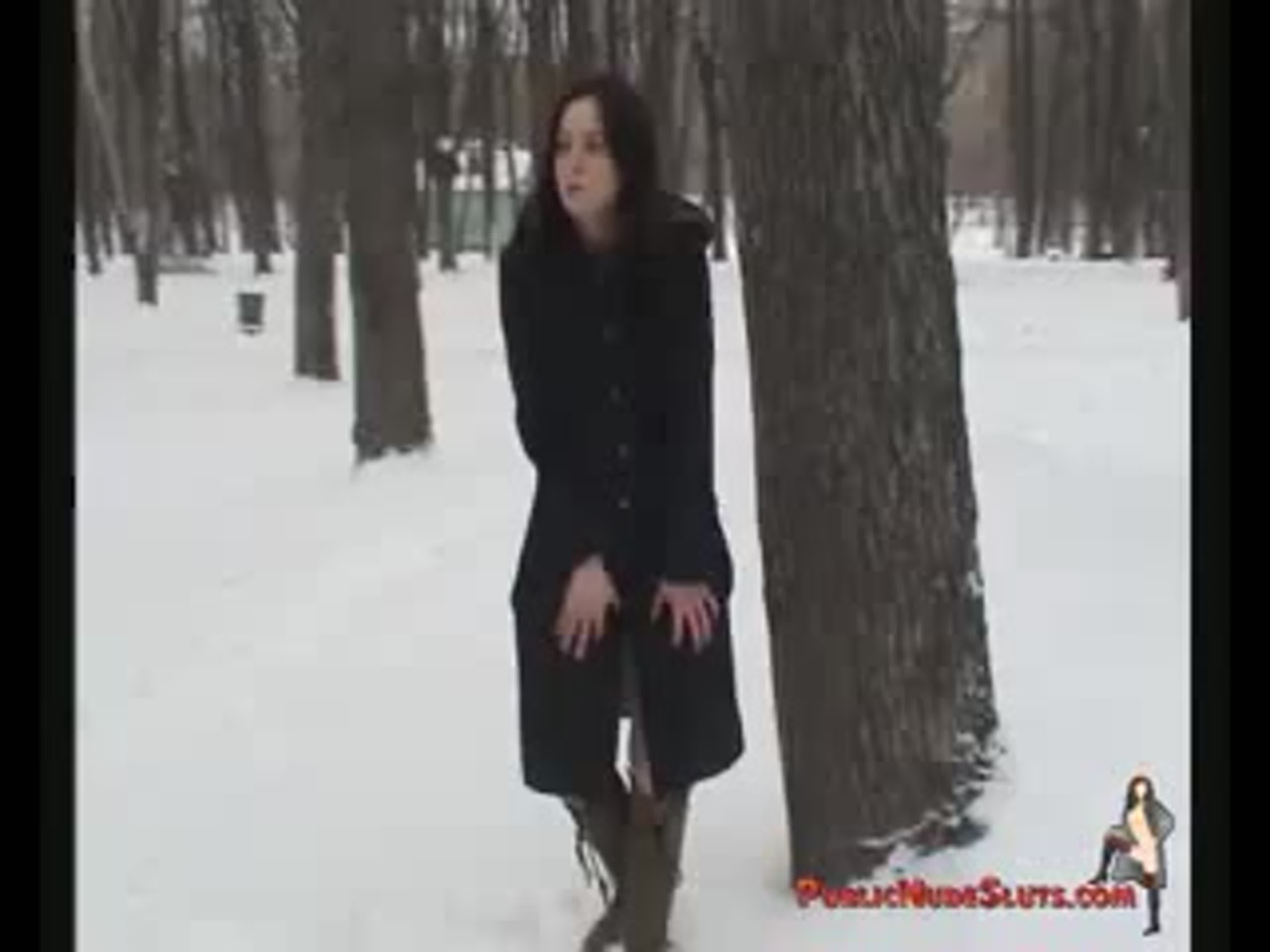  голый мочиться Красивая русская девушка писает на морозе watch online