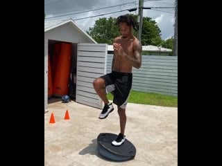 Single leg strength, stability and balance with @chosen1ra of @panthers on @bosu fitness ball