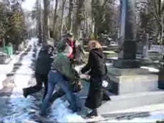 Антифа против скина