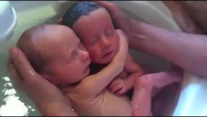 Новорожденные близнецы не отпускают друг друга ;)