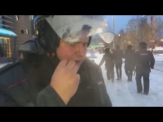 Красноярск 23/01/2021/ «мирные» протестующие брызгают в полицию слезоточивым газом