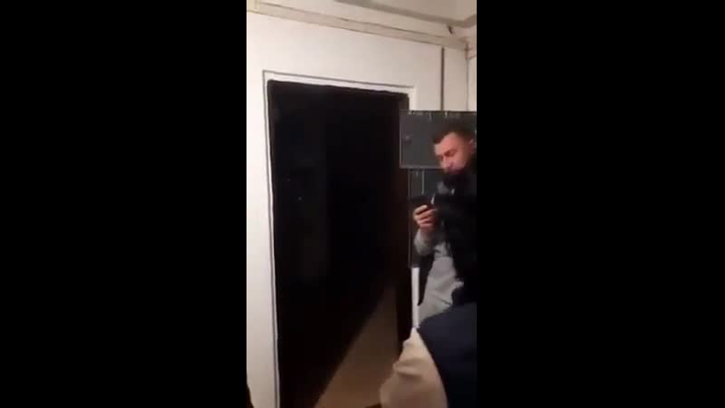 Коллектор порезал 4 колеса на автомобиле должника пришёл в дом и самостоятельно отключил