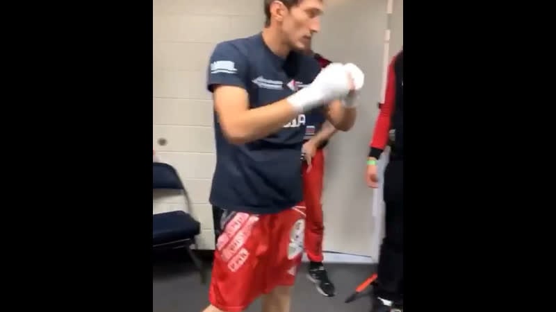 Заур абдуллаев разминается в раздевалке