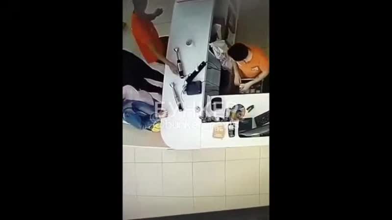 Блендер porn video – Засунул палец в блендер