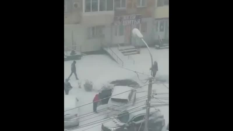 В хабаровске коммунальщики косят траву под снегом mp4