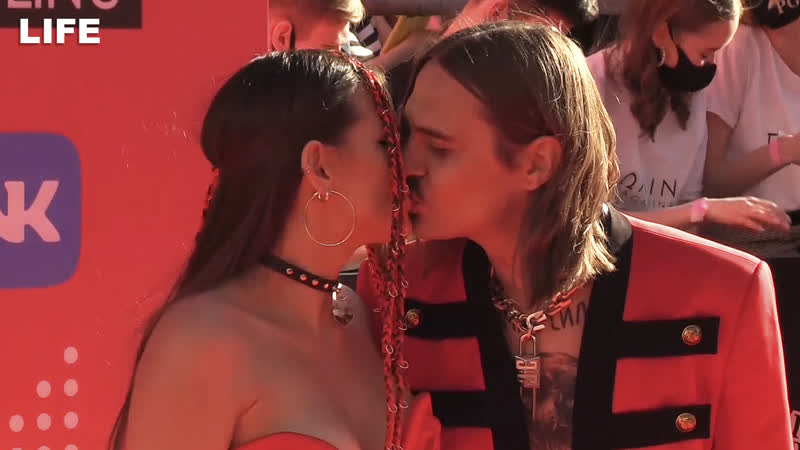 Солисты little big нежно целуются на премии муз тв