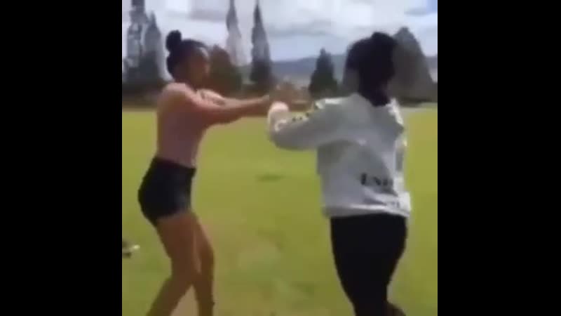 Рычаг локтя и удушающий от девушки