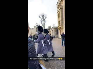 В лондоне во время дежурства королевская гвардия прошлась прямо по черножопому мальчику