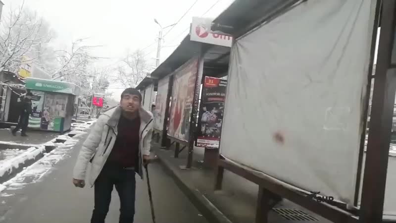 Попрошайка в бишкеке, агрессивно себе вел угражал трахнуть маму