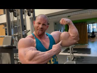 Michal krizanek trains arms 4 weeks out from mr olympia 2022
