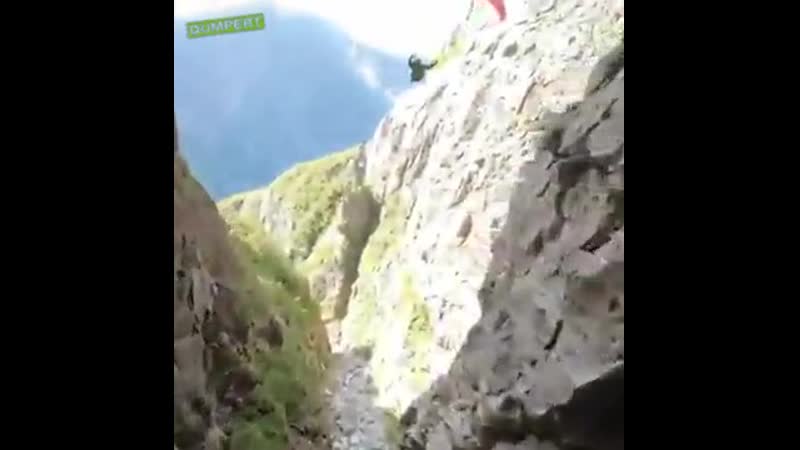 Экстремальный полет на спидглайдере по каньону