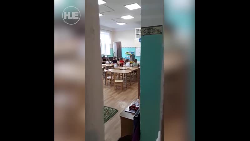 «так, маленькие мерзавцы, все полотенца взяли на подоконнике?»