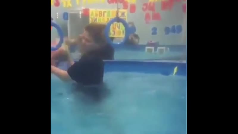 Это мясорубка в сети обсуждают видео с младенцем на водной гимнастике