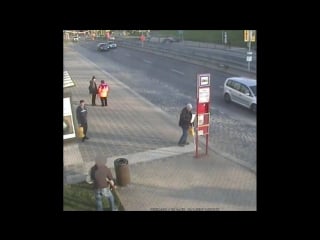 Pčr muž v praze brutálně napadl seniora, lidé na zastávce jen přihlíželi