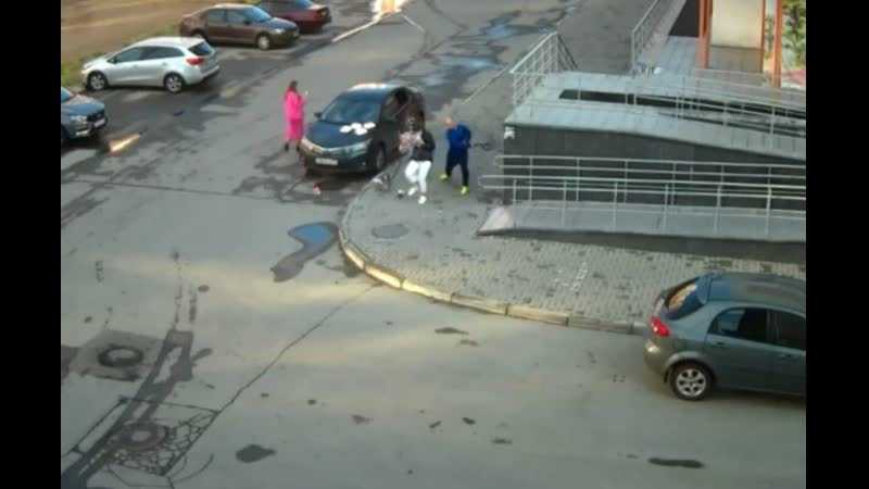 Челябинец выпорол ремнем девушек, куривших кальян во дворе дома