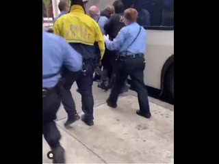 Полицейские выбрасывают из автобуса в филадельфии мужика,который нарушил правил карантина