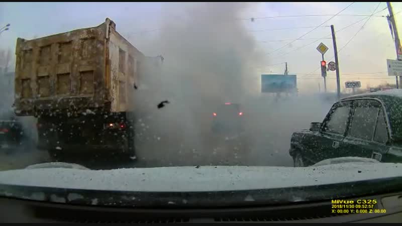 Взрыв колеса у большегруза на ул масленникова омск