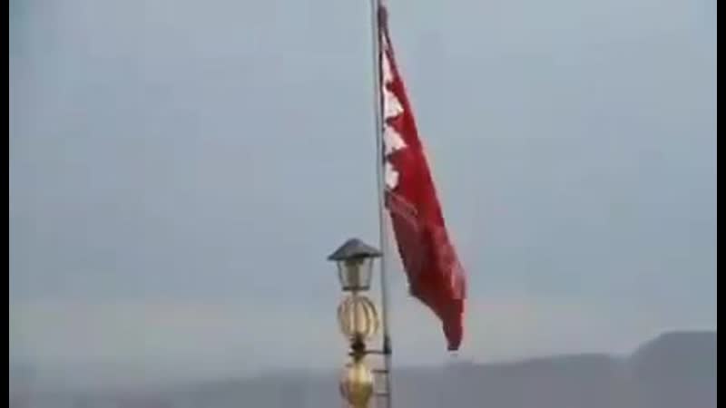 Над мечетью джамкаран в иранском куме поднят красный флаг мести