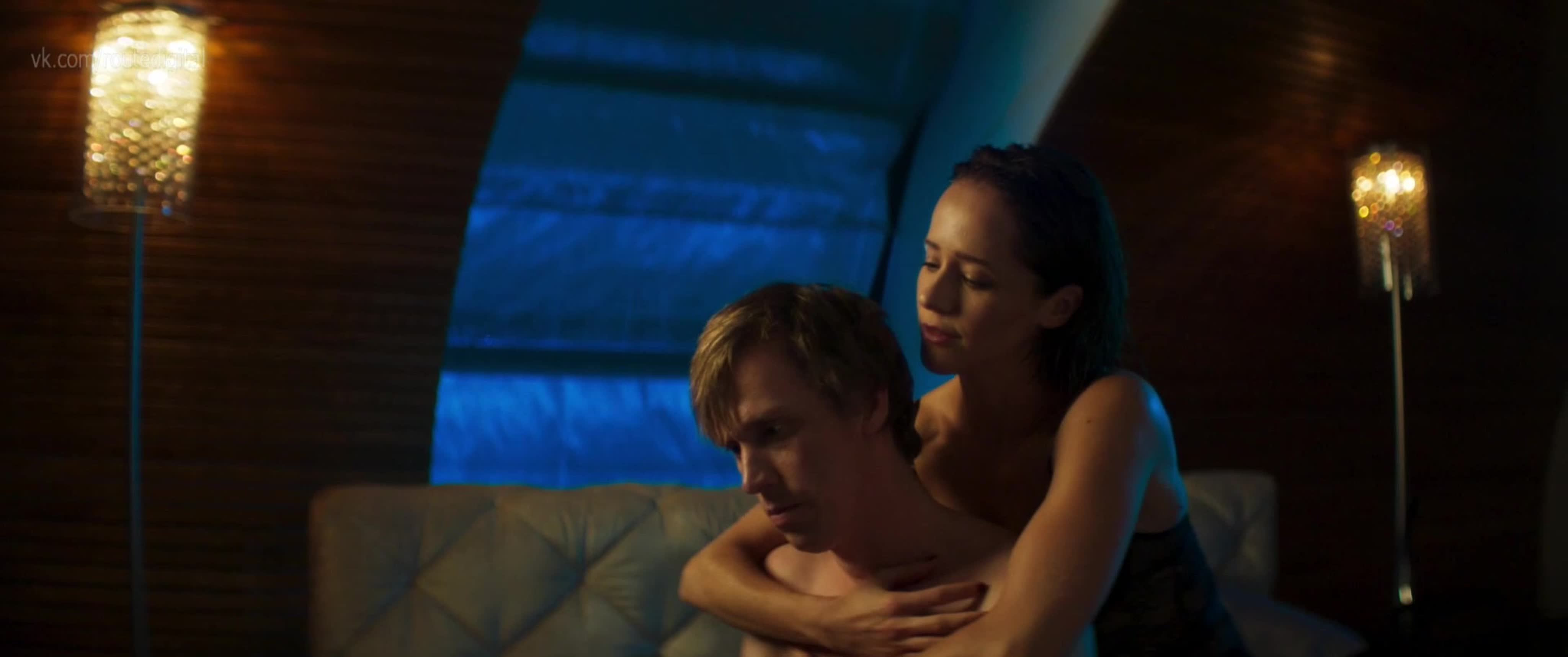 Трусики киген қыз аяғының суретін жайып жіберді